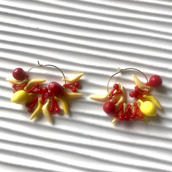 Vintage 60’s fruit bunch charm gold tone hoop earrings - Picture 2 of 2